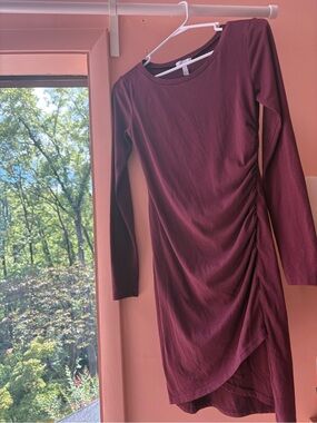 Leith Long-Sleeve Ruched Side Dress in Wine